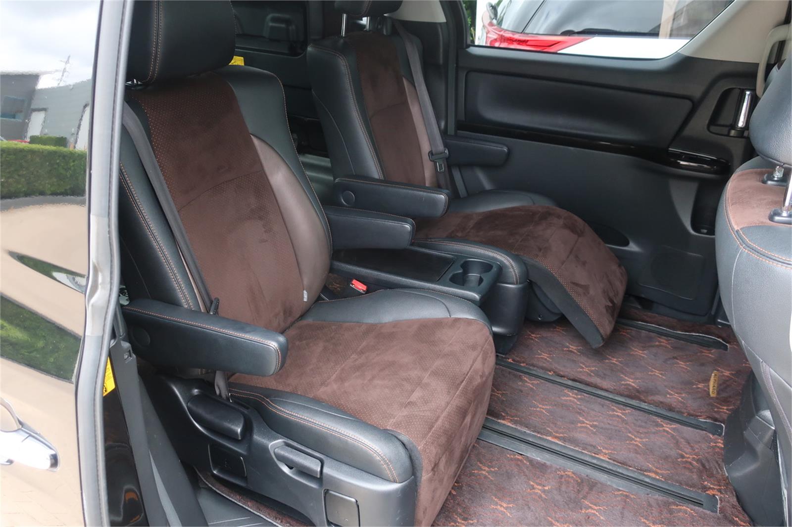 
								Toyota Alphard Gasoline 3.5L 2013 full									