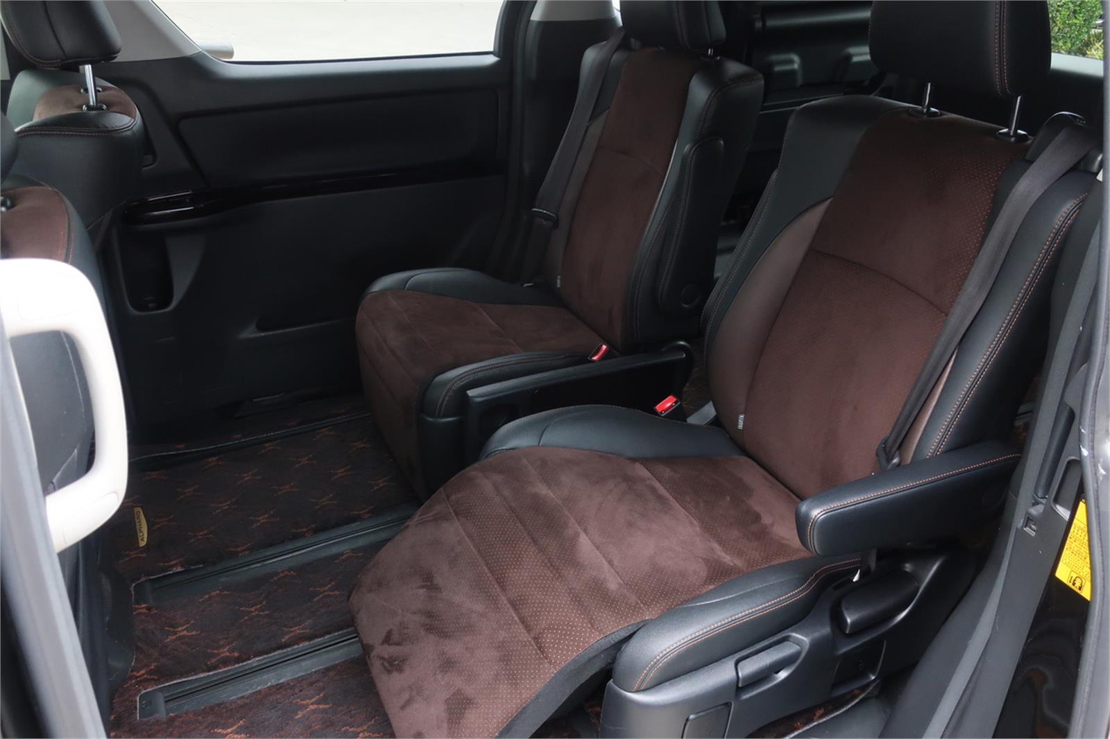 
								Toyota Alphard Gasoline 3.5L 2013 full									