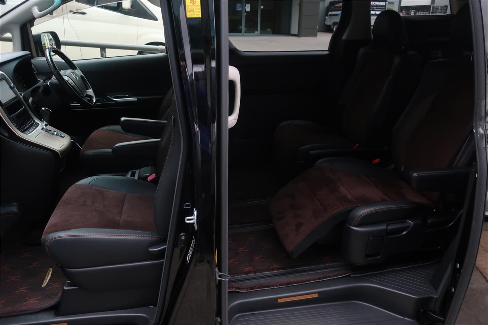 
								Toyota Alphard Gasoline 3.5L 2013 full									