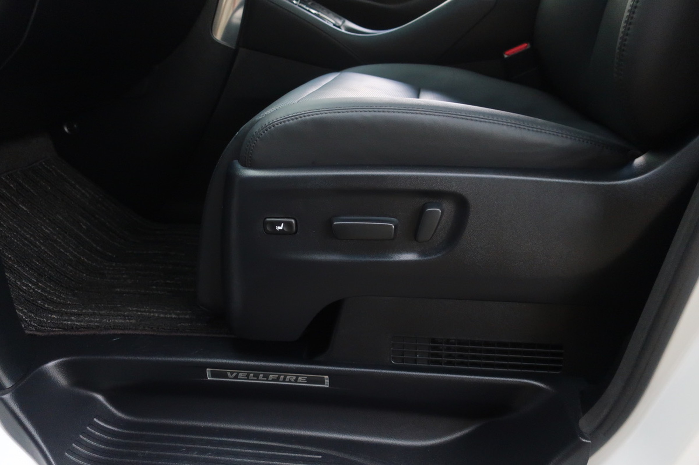 
								Toyota Vellfire Gasoline 2.5L Hybrid 2020 full									