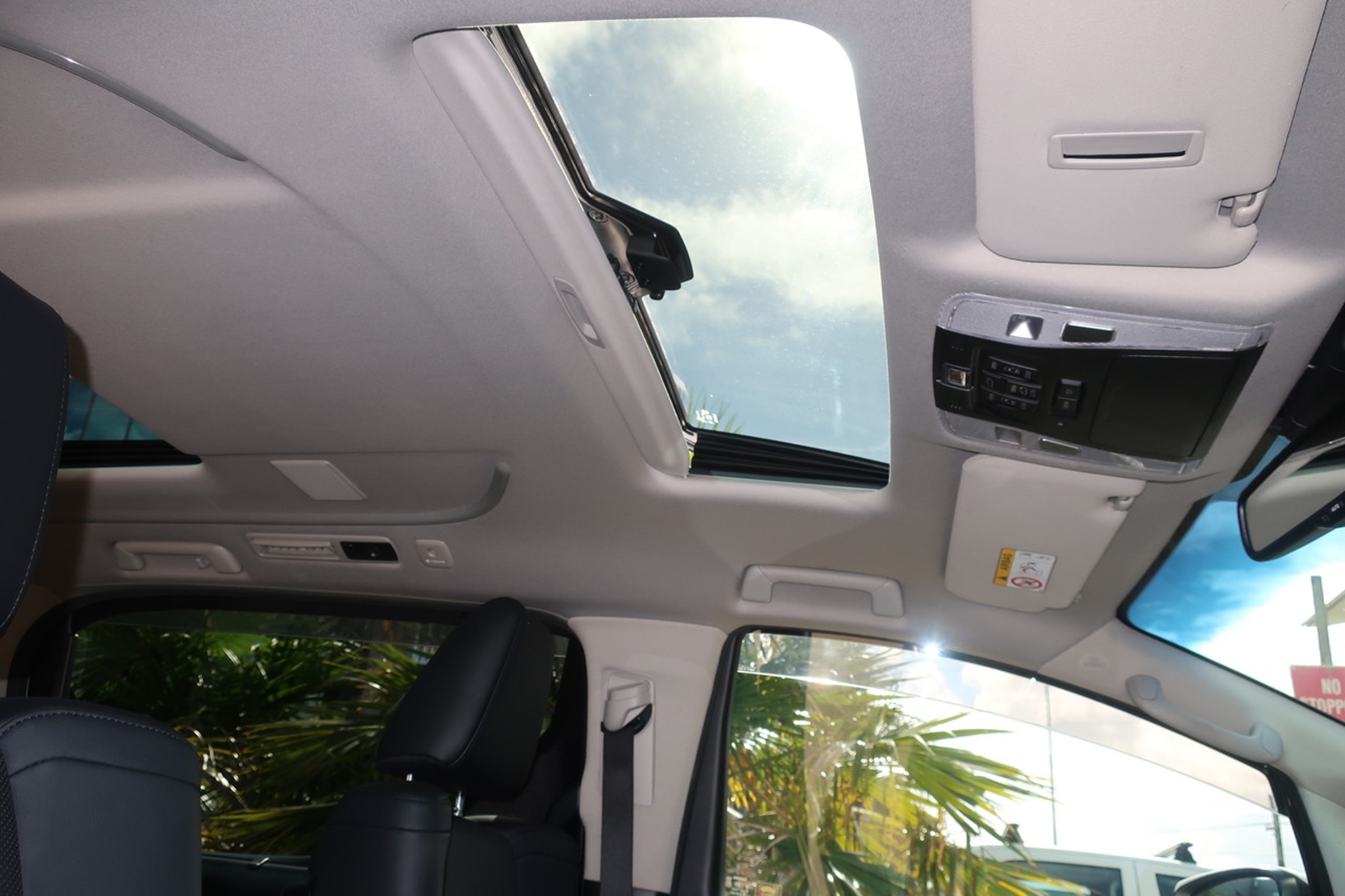 
								Toyota Vellfire Gasoline 2.5L Hybrid 2020 full									