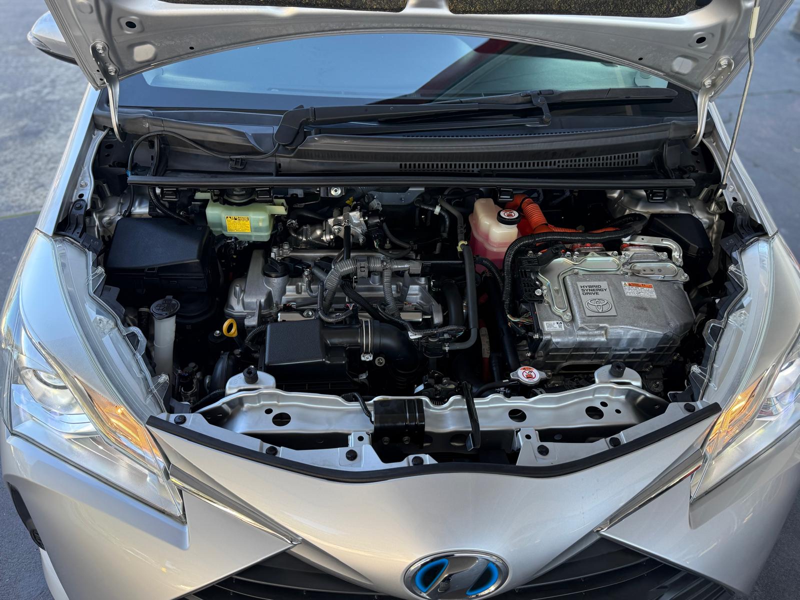 
								Toyota Vitz Hybrid 2018 full									