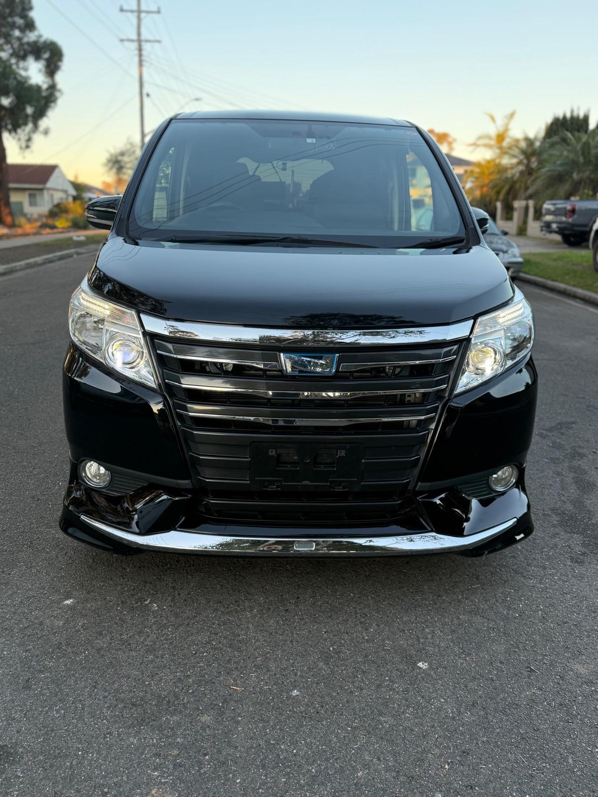 
								Toyota Noah Hybrid 2014 full									