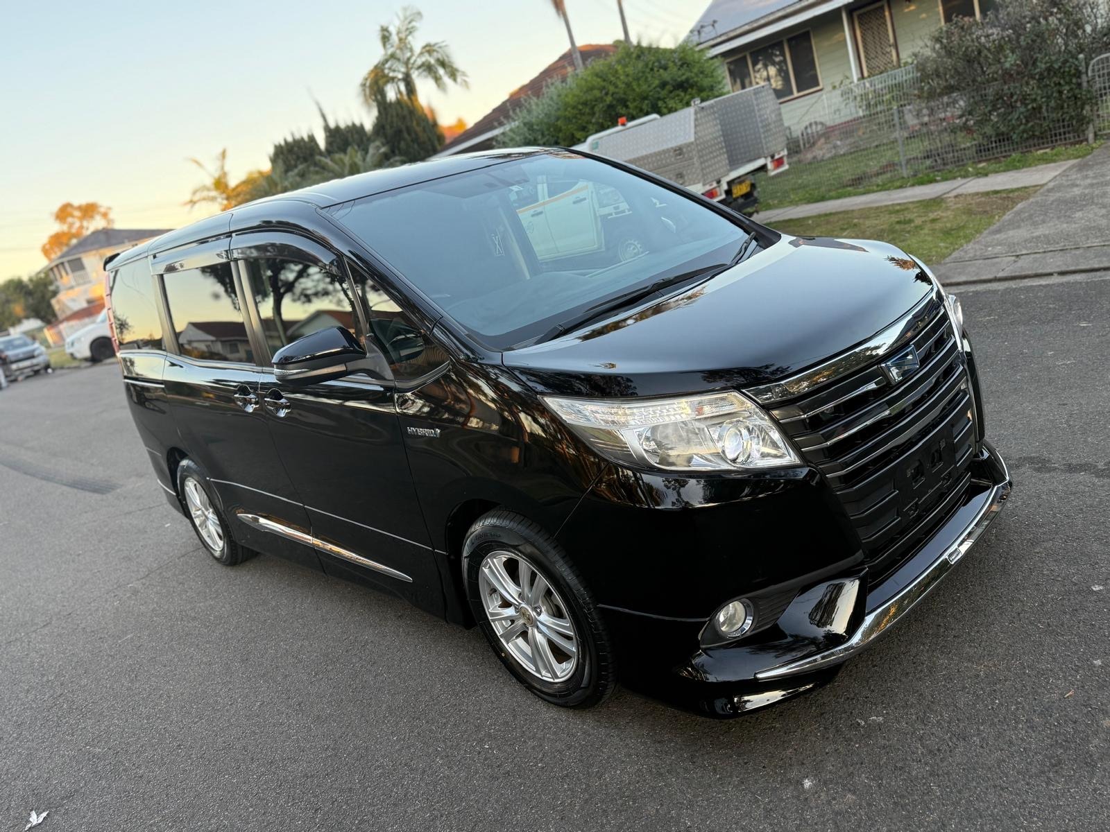 
								Toyota Noah Hybrid 2014 full									