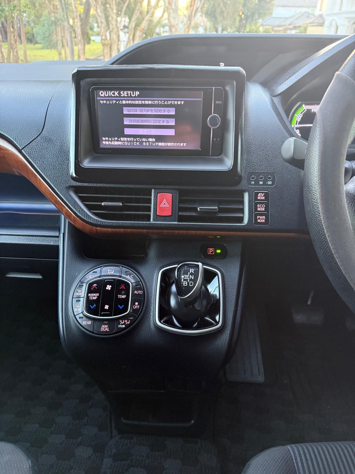 
								Toyota Noah Hybrid 2014 full									