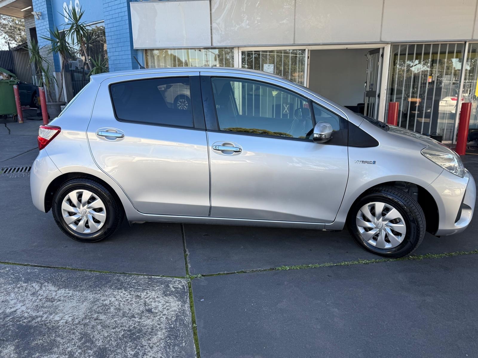 
								Toyota Vitz Hybrid 2018 full									