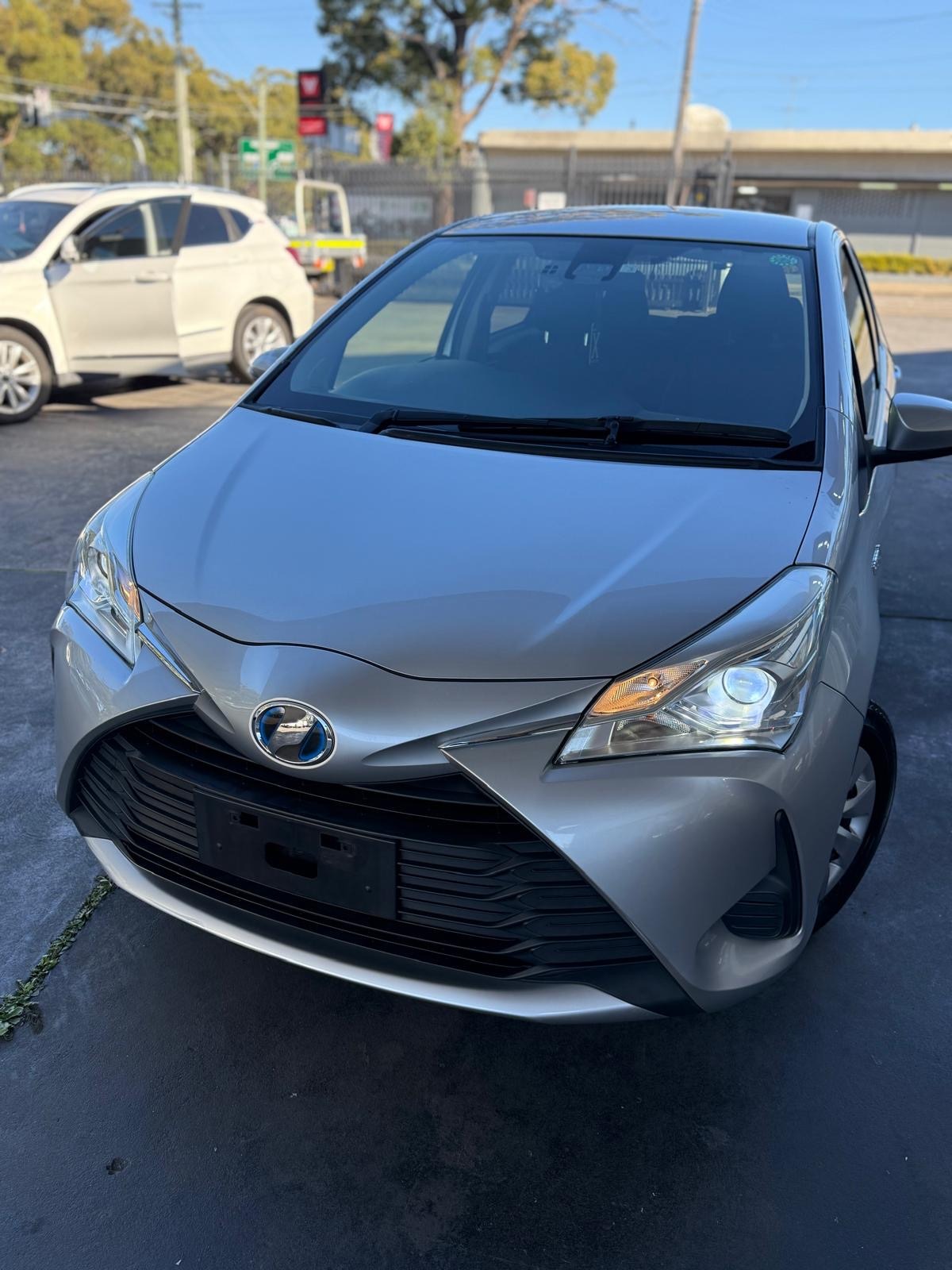 
								Toyota Vitz Hybrid 2018 full									