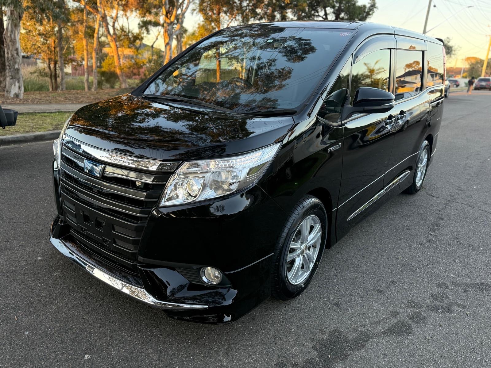 
								Toyota Noah Hybrid 2014 full									