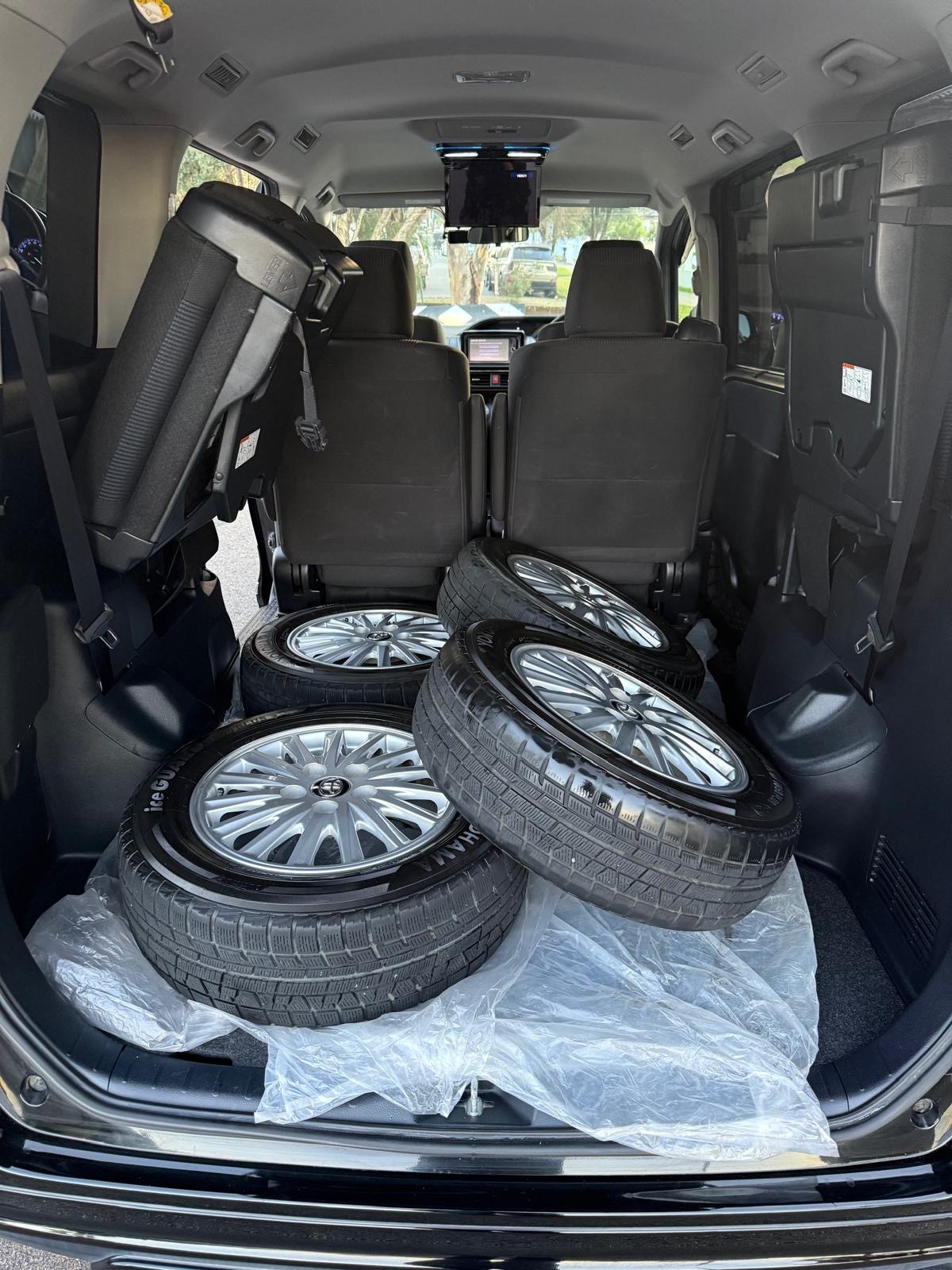 
								Toyota Noah Hybrid 2014 full									