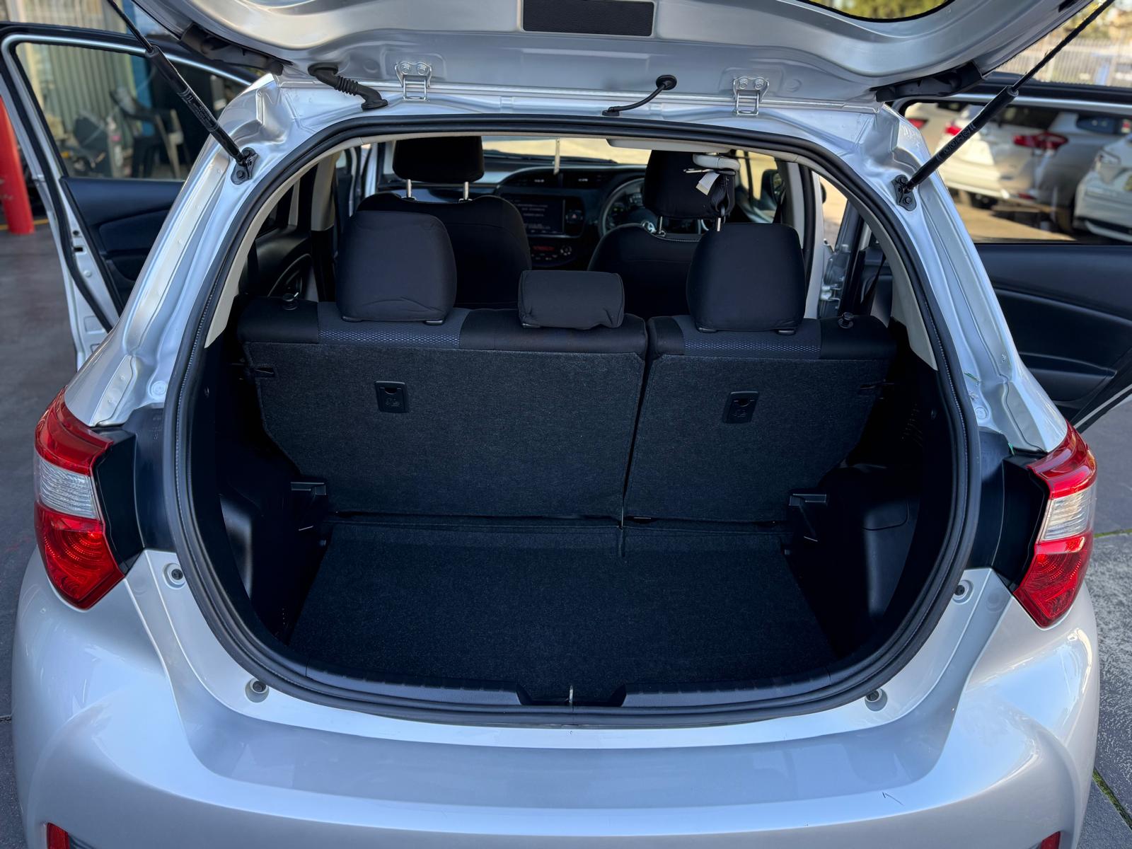 
								Toyota Vitz Hybrid 2018 full									