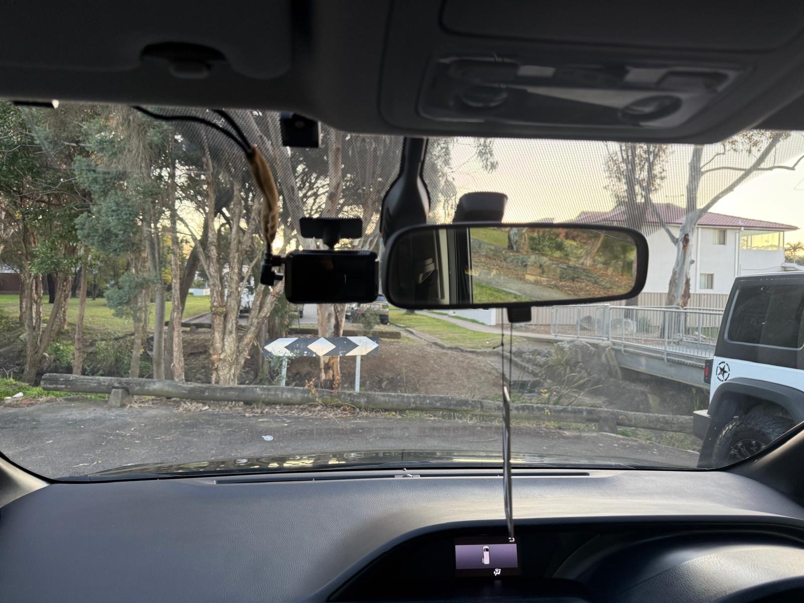 
								Toyota Noah Hybrid 2014 full									