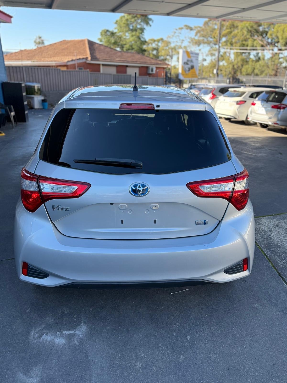 
								Toyota Vitz Hybrid 2018 full									