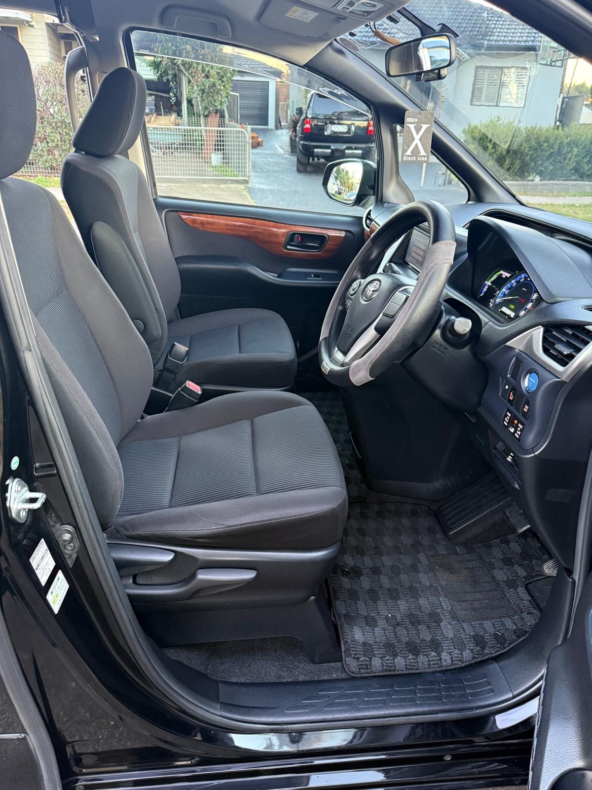 
								Toyota Noah Hybrid 2014 full									