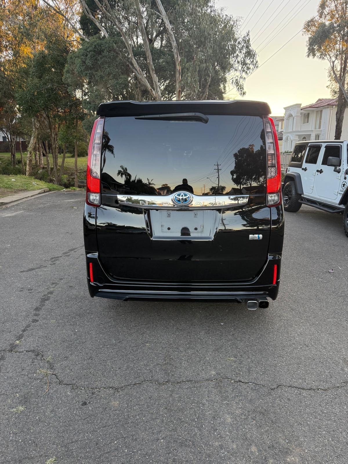 
								Toyota Noah Hybrid 2014 full									