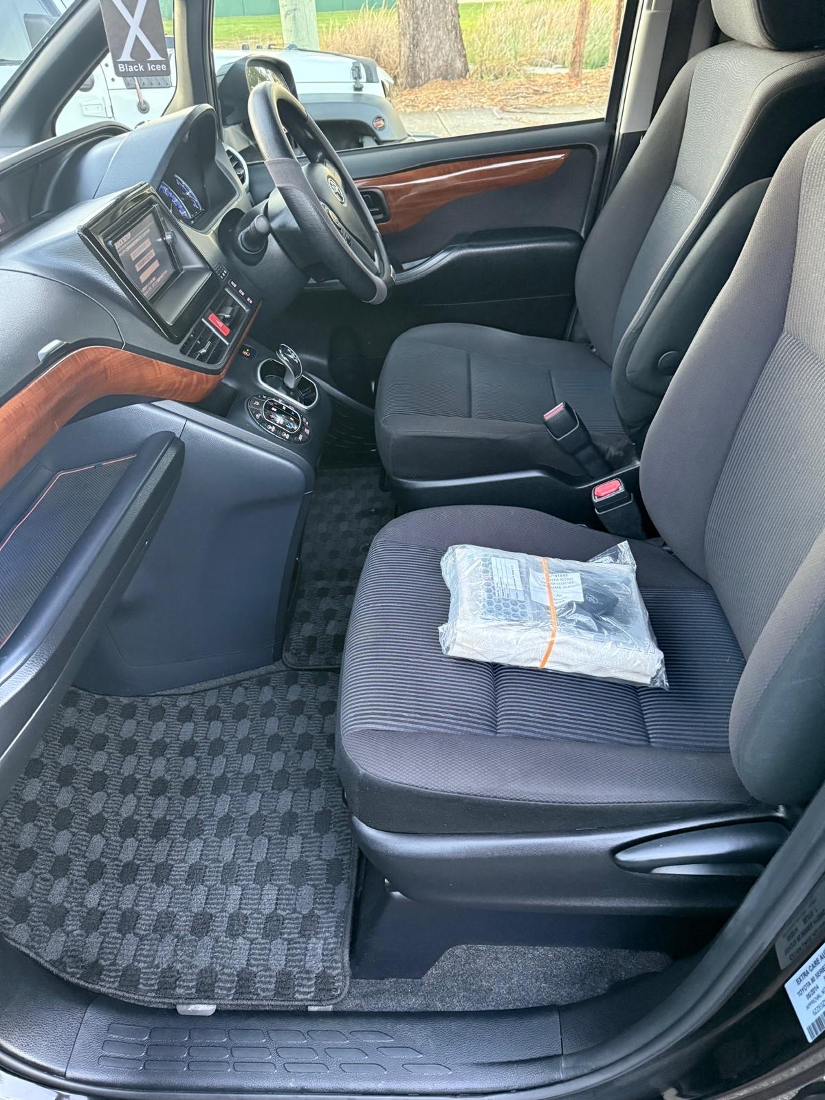 
								Toyota Noah Hybrid 2014 full									