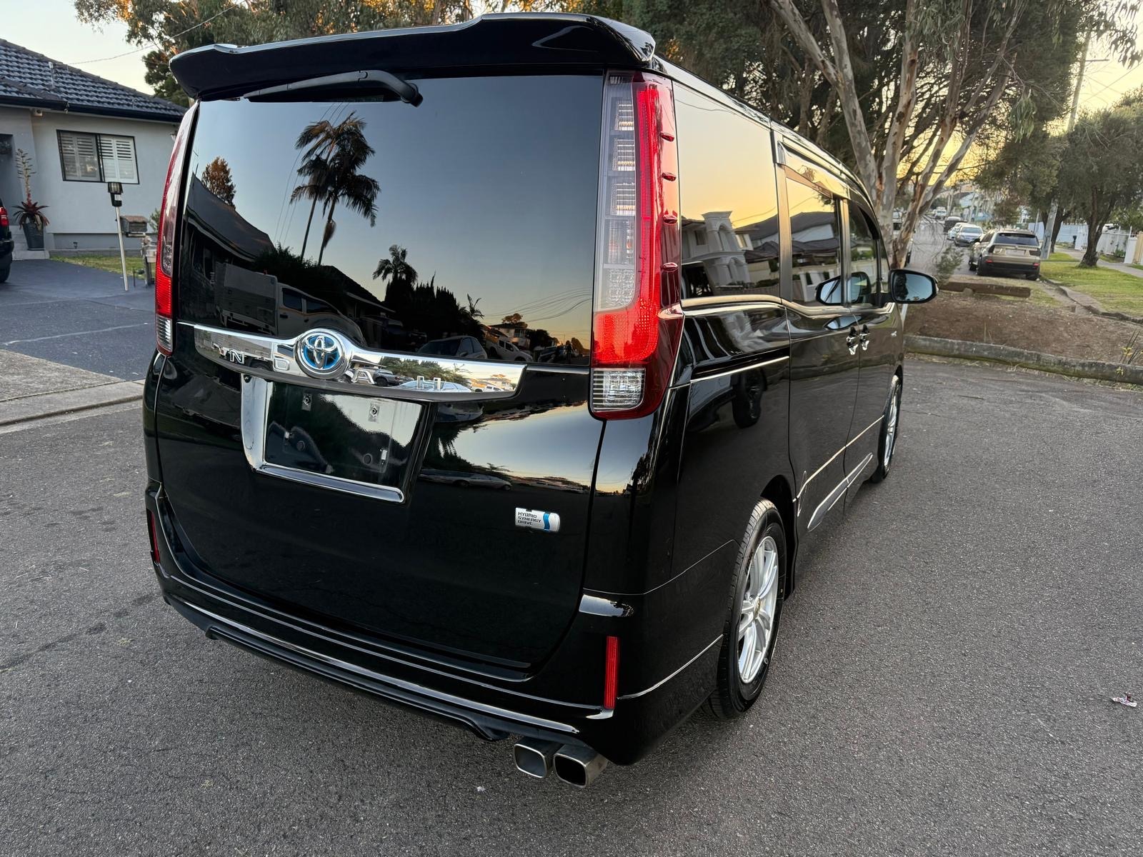 
								Toyota Noah Hybrid 2014 full									