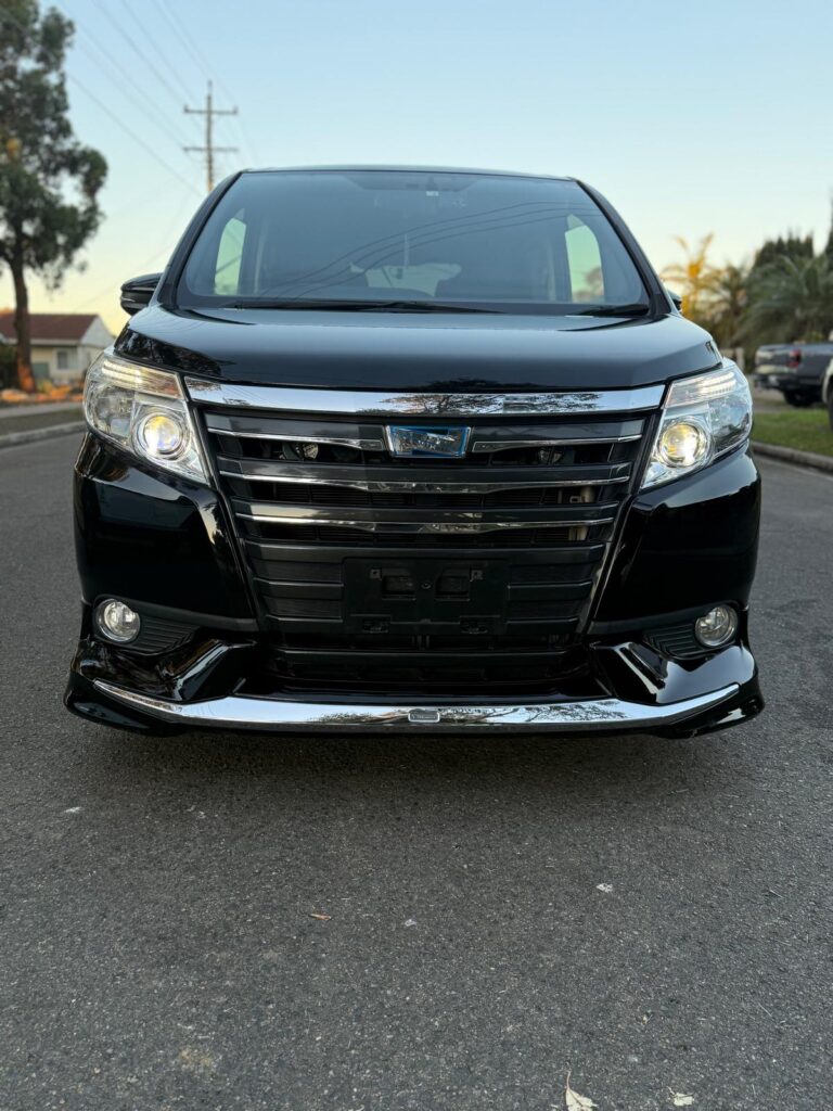 Toyota Noah Hybrid 2014
