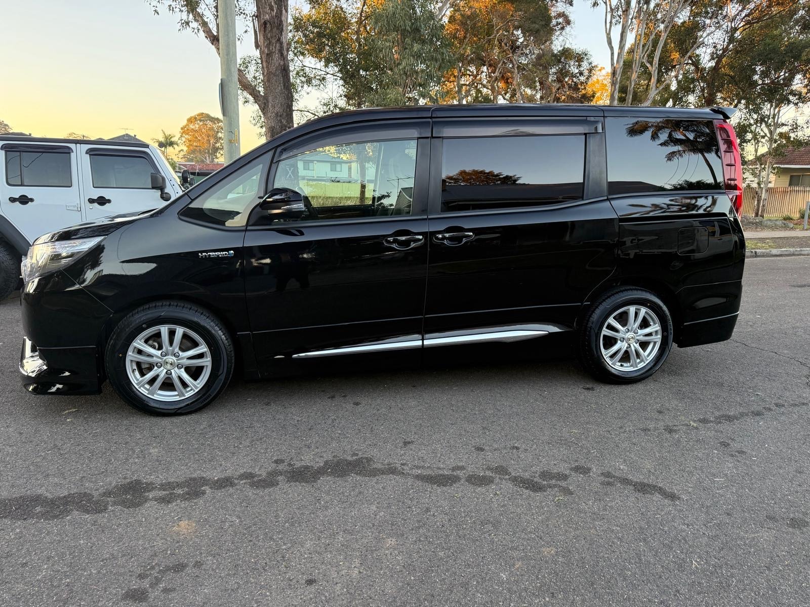 
								Toyota Noah Hybrid 2014 full									
