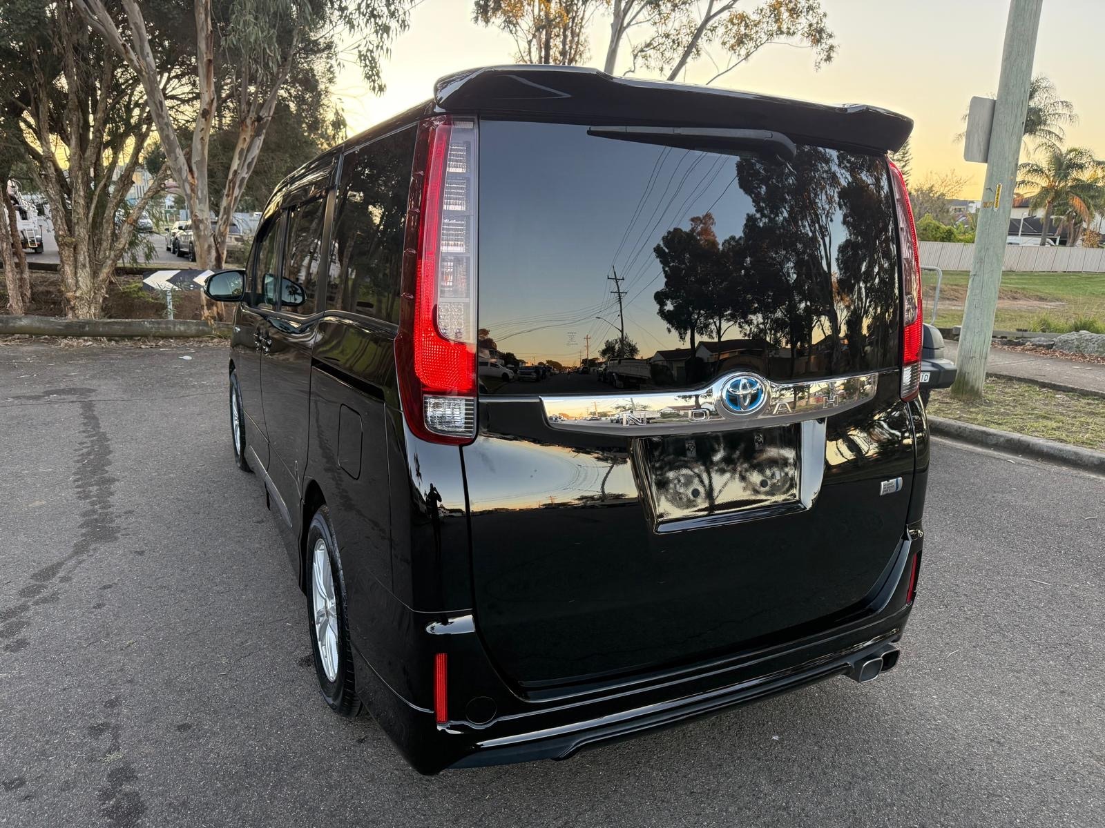 
								Toyota Noah Hybrid 2014 full									