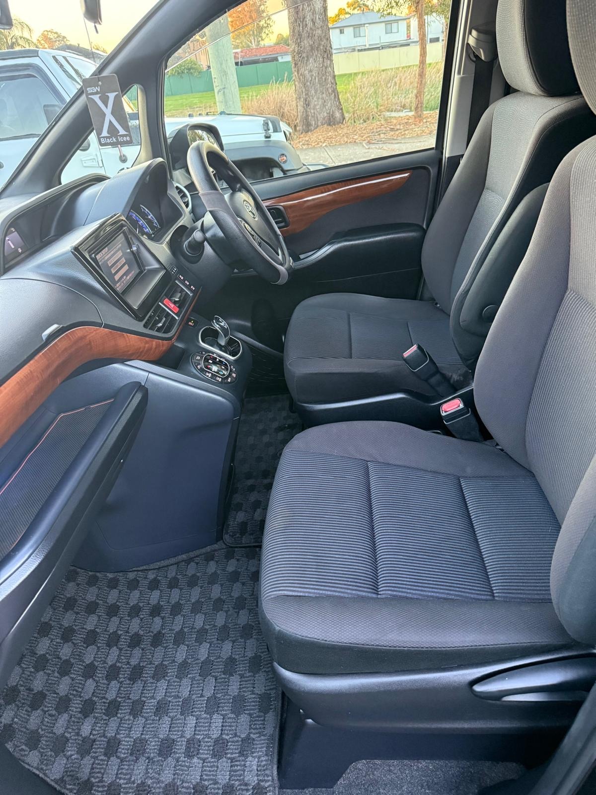 
								Toyota Noah Hybrid 2014 full									