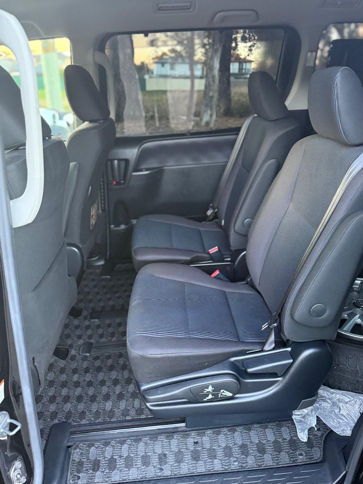 
								Toyota Noah Hybrid 2014 full									