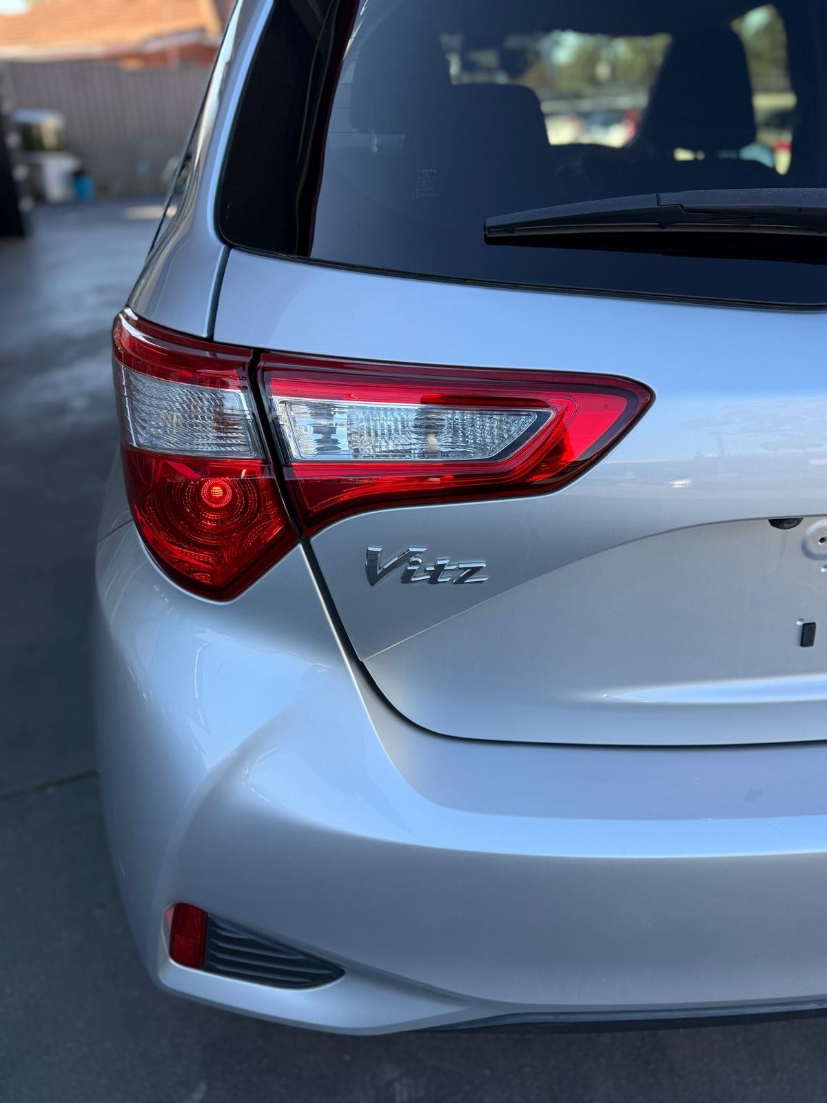 
								Toyota Vitz Hybrid 2018 full									