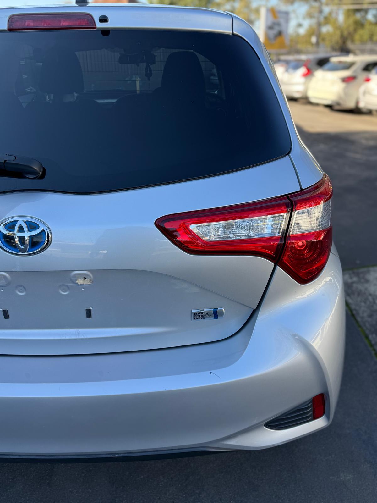 
								Toyota Vitz Hybrid 2018 full									