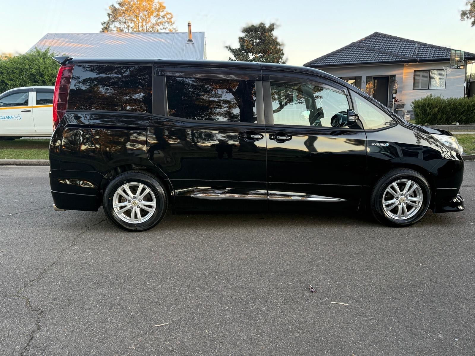 
								Toyota Noah Hybrid 2014 full									