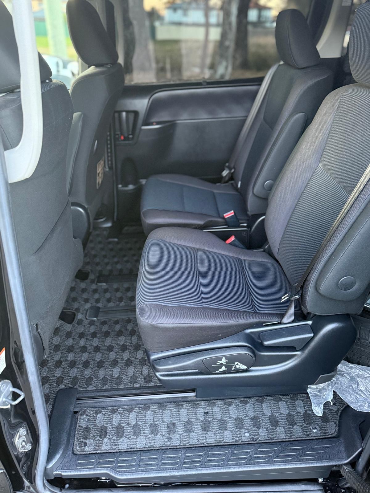 
								Toyota Noah Hybrid 2014 full									