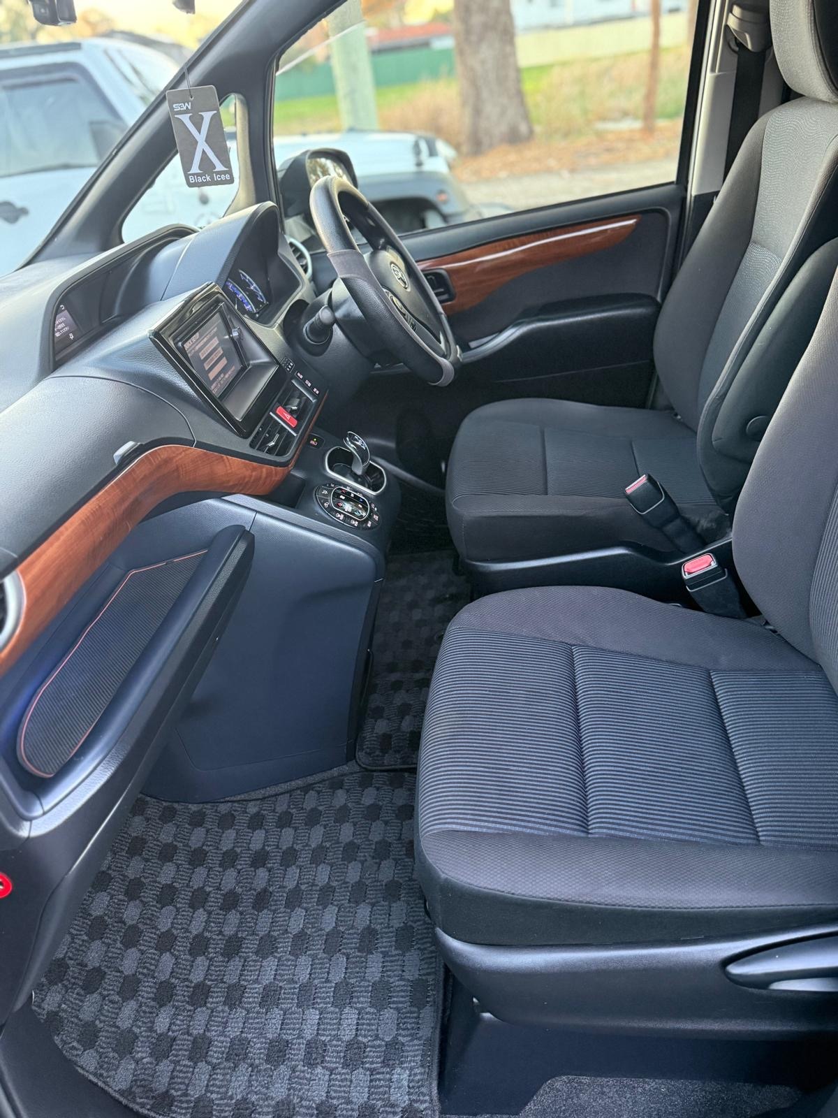 
								Toyota Noah Hybrid 2014 full									