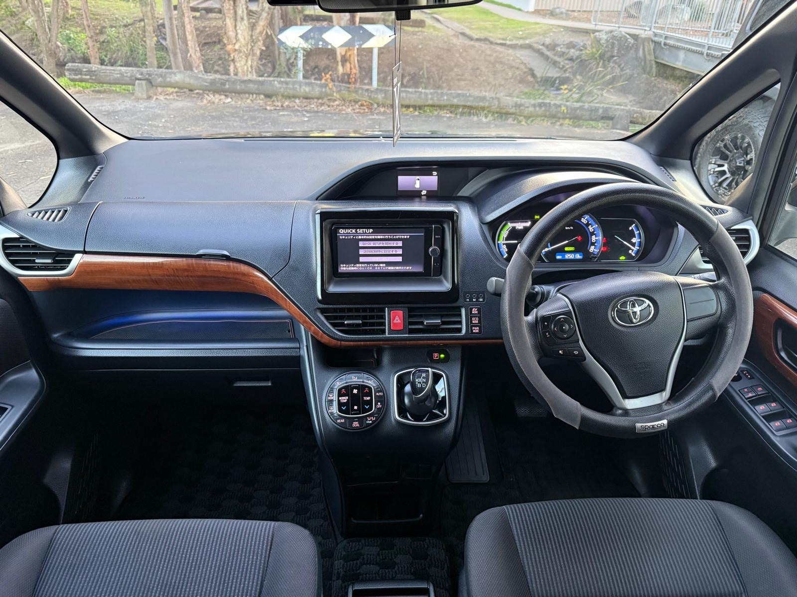 
								Toyota Noah Hybrid 2014 full									