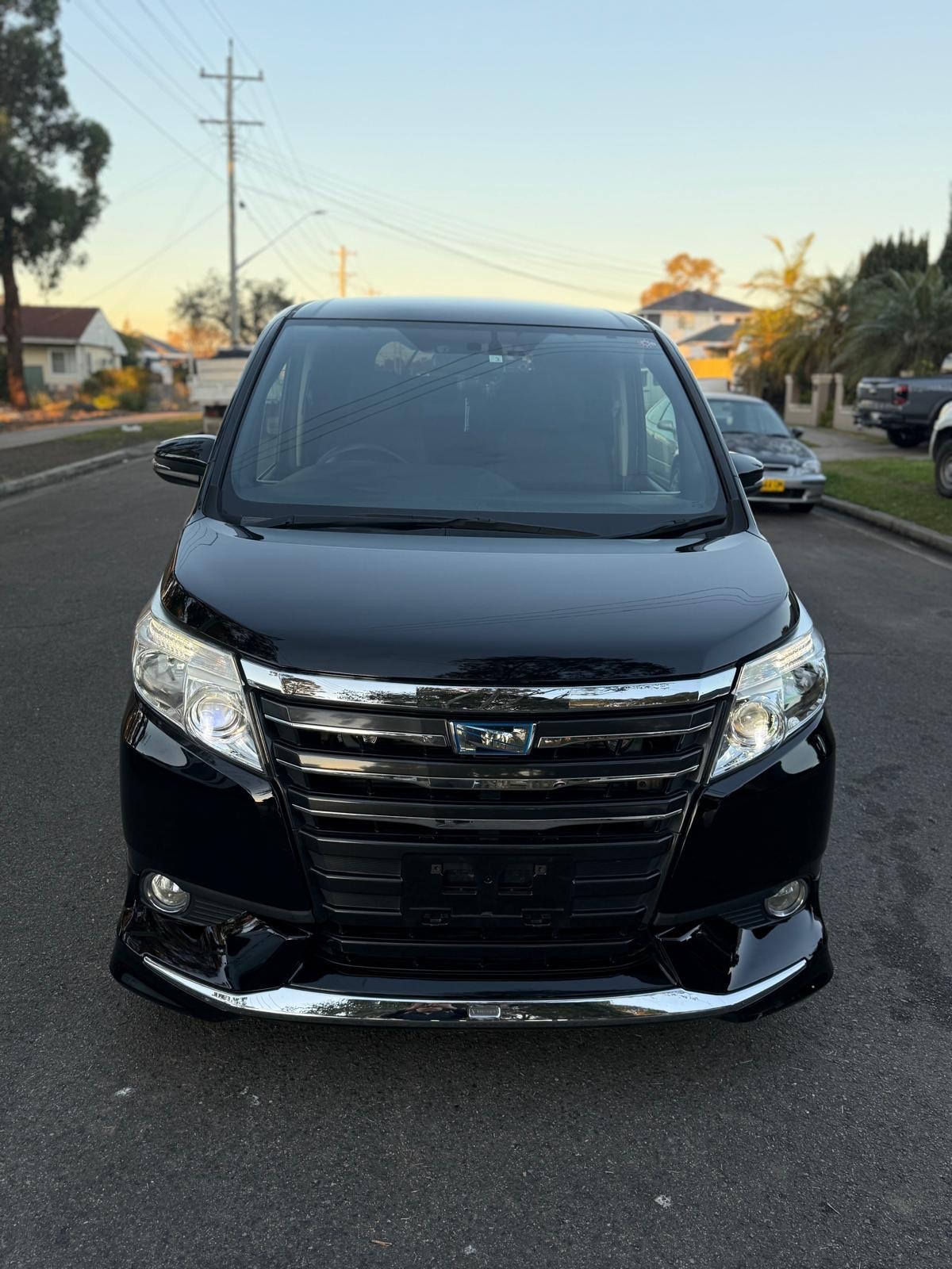
								Toyota Noah Hybrid 2014 full									