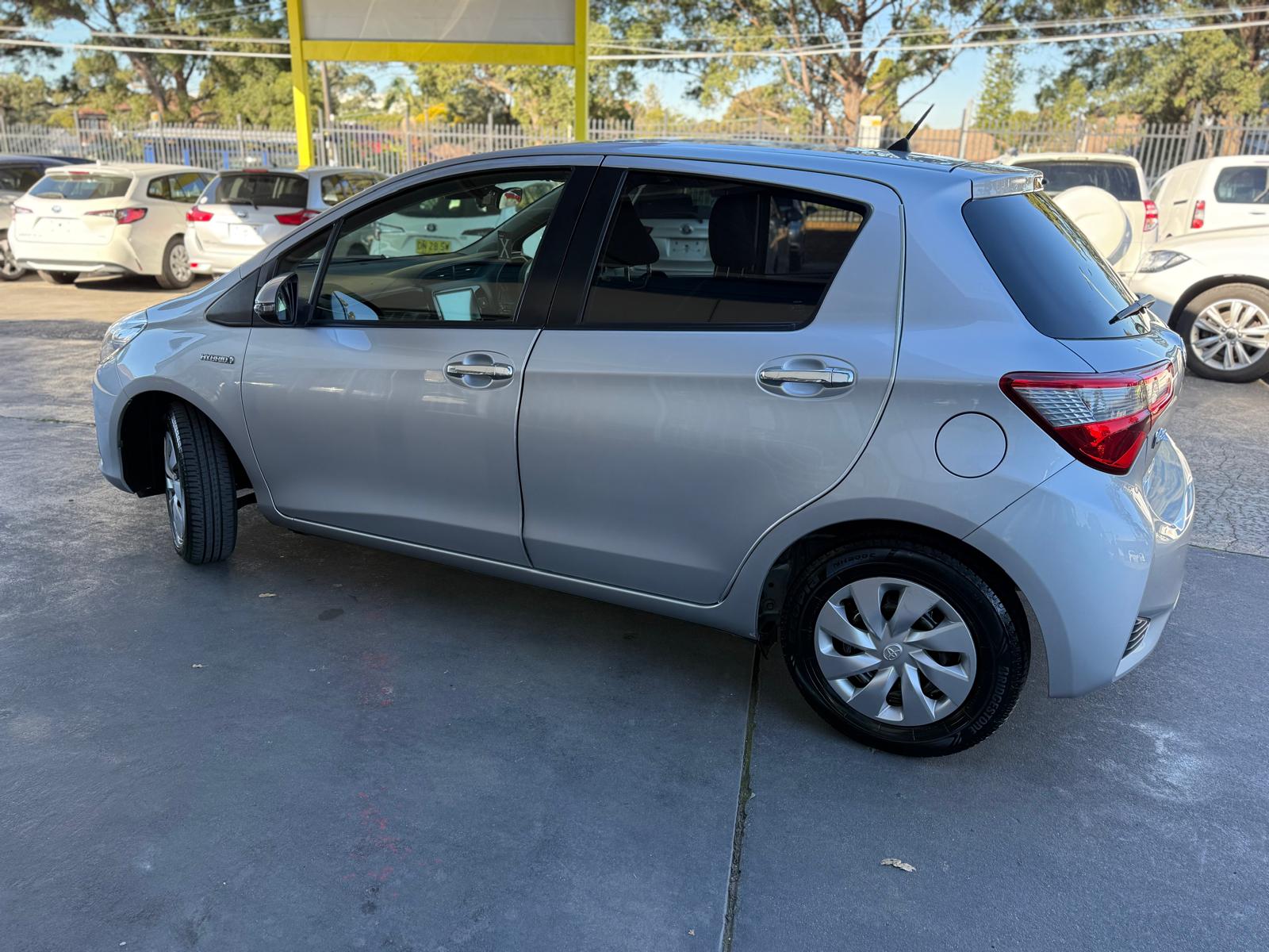 
								Toyota Vitz Hybrid 2018 full									