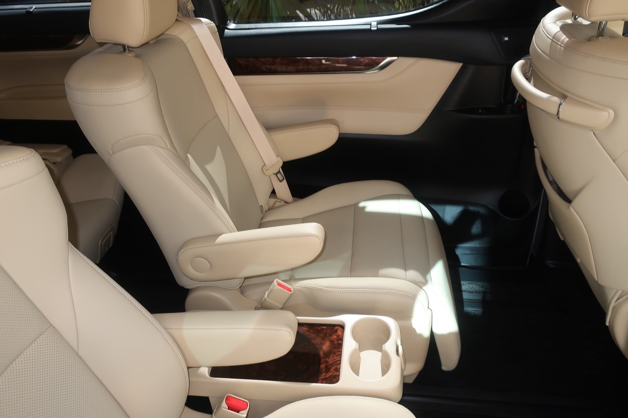 
								2020 Toyota Vellfire Hybrid full									