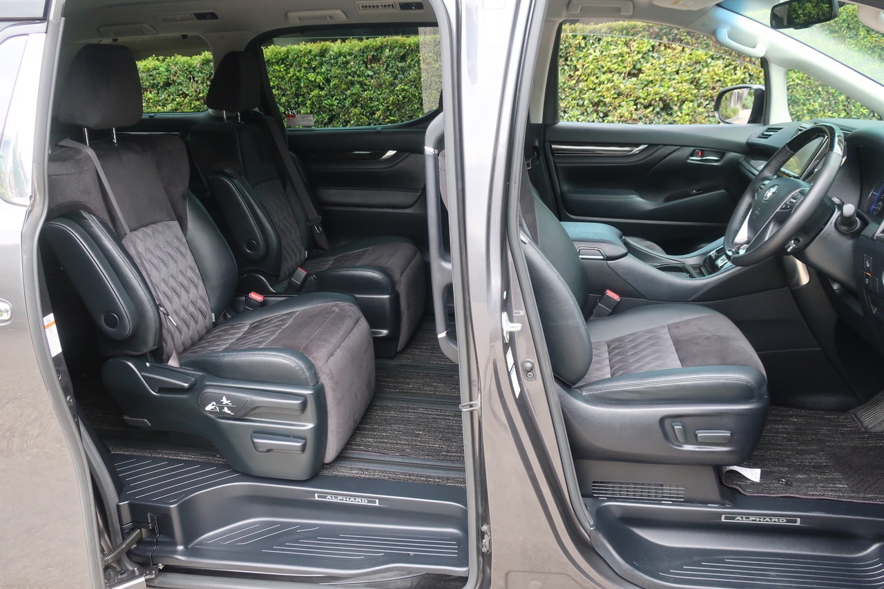 
								Toyota Alphard Hybrid 2.5L Hybrid 2018 full									