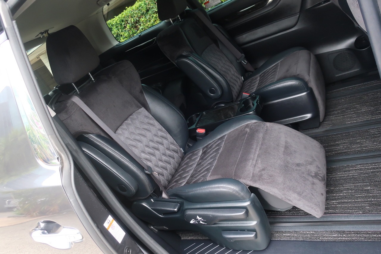 
								Toyota Alphard Hybrid 2.5L Hybrid 2018 full									