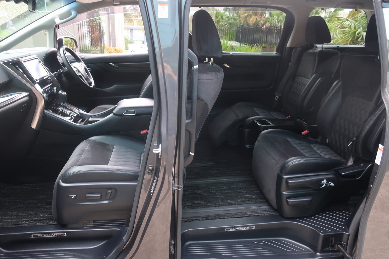 
								Toyota Alphard Hybrid 2.5L Hybrid 2018 full									