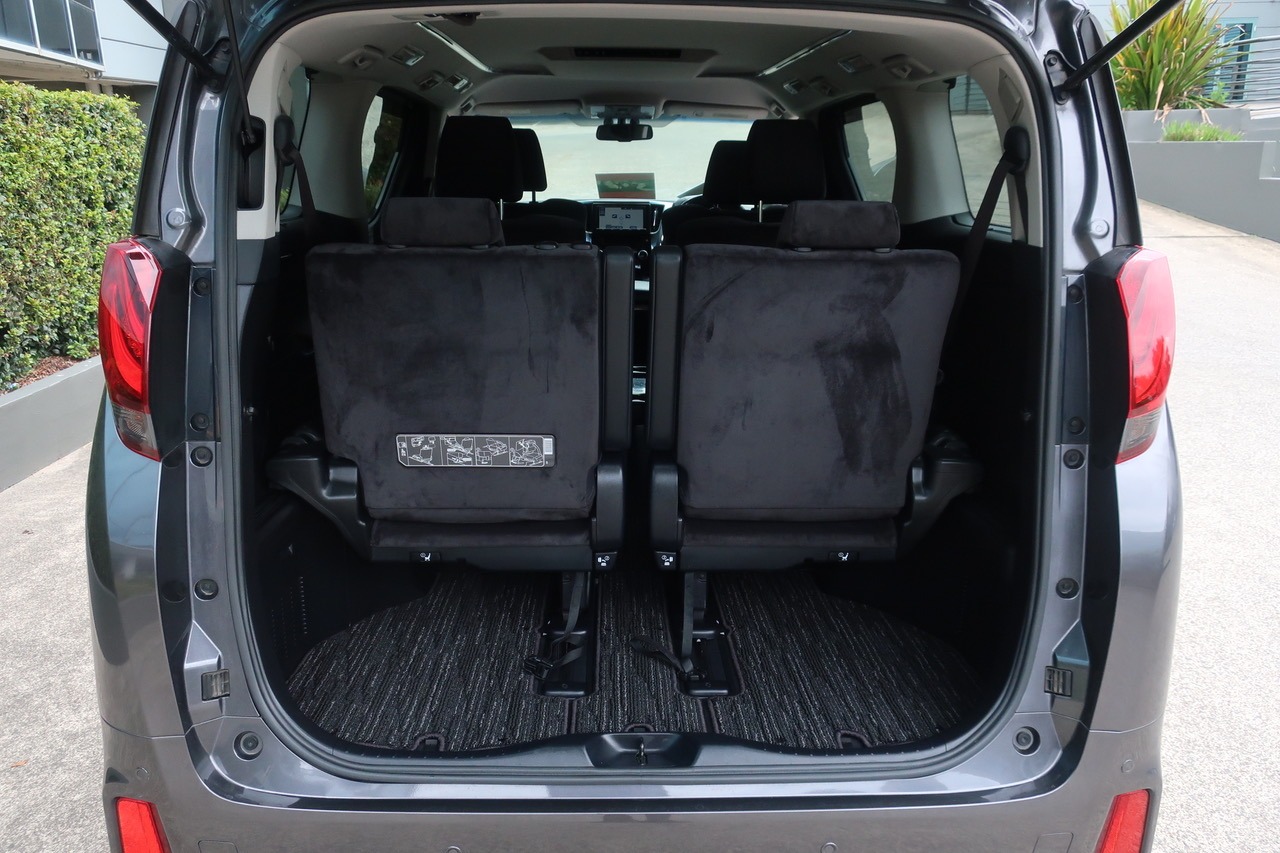 
								Toyota Alphard Hybrid 2.5L Hybrid 2018 full									