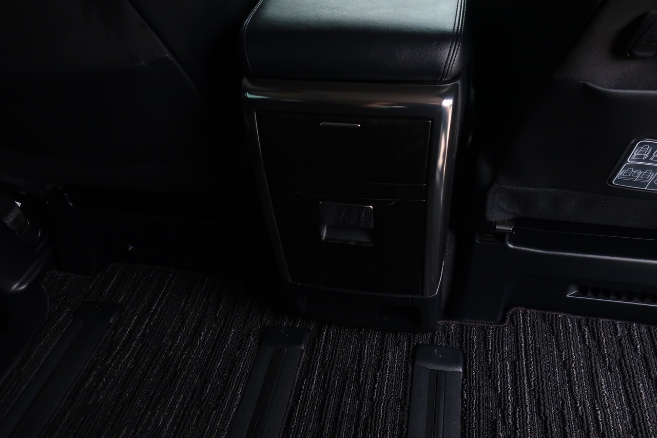 
								Toyota Alphard Hybrid 2.5L Hybrid 2018 full									