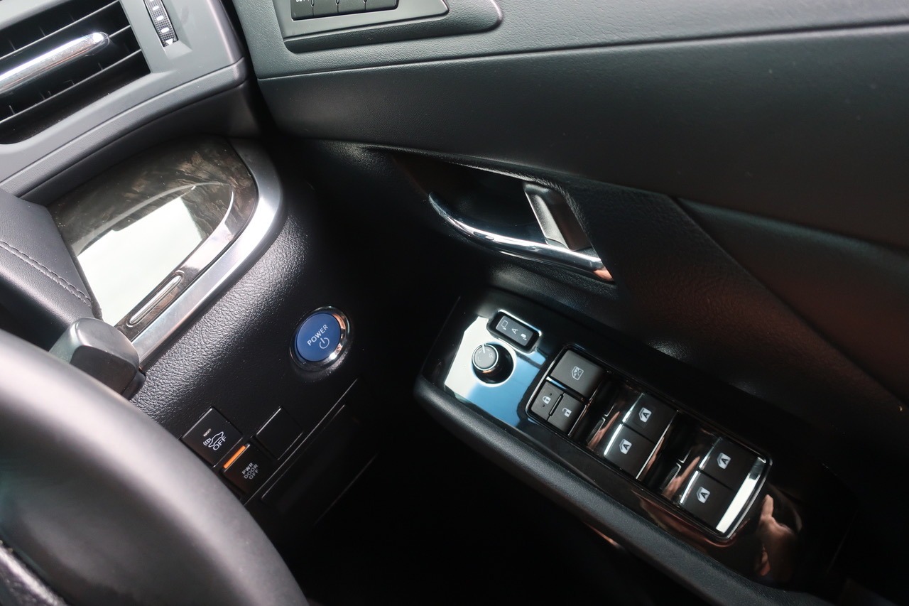 
								Toyota Alphard Hybrid 2.5L Hybrid 2018 full									